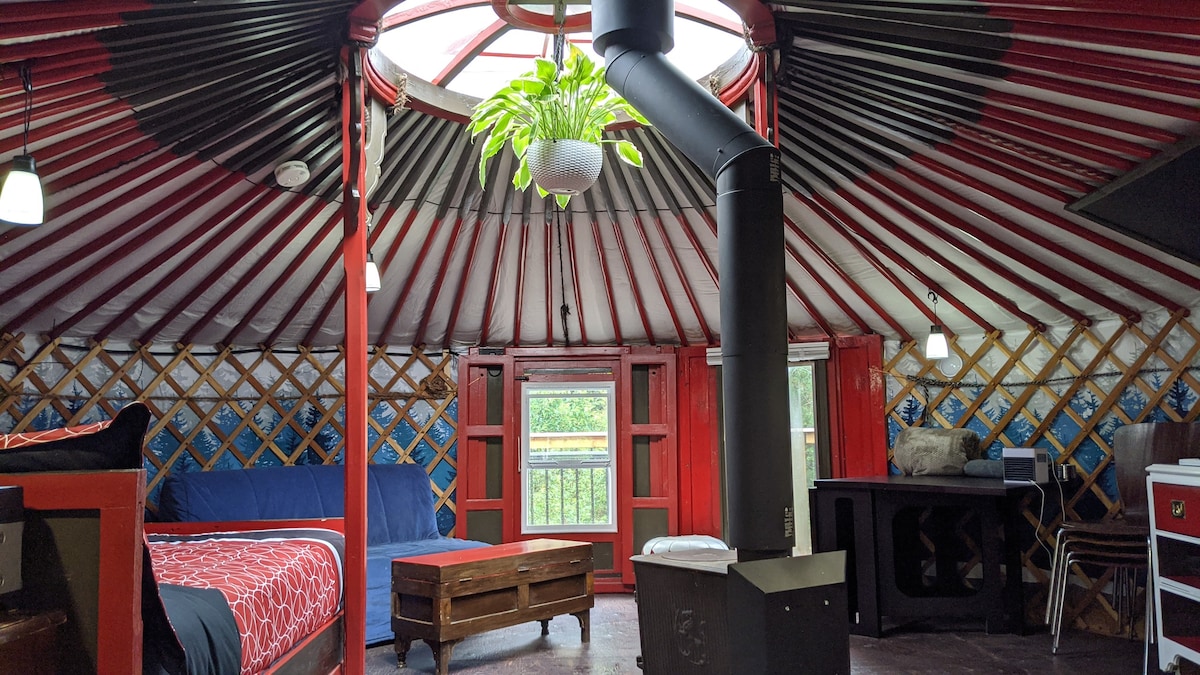 The Scarlet Yurt Cabin ，温馨的壁炉