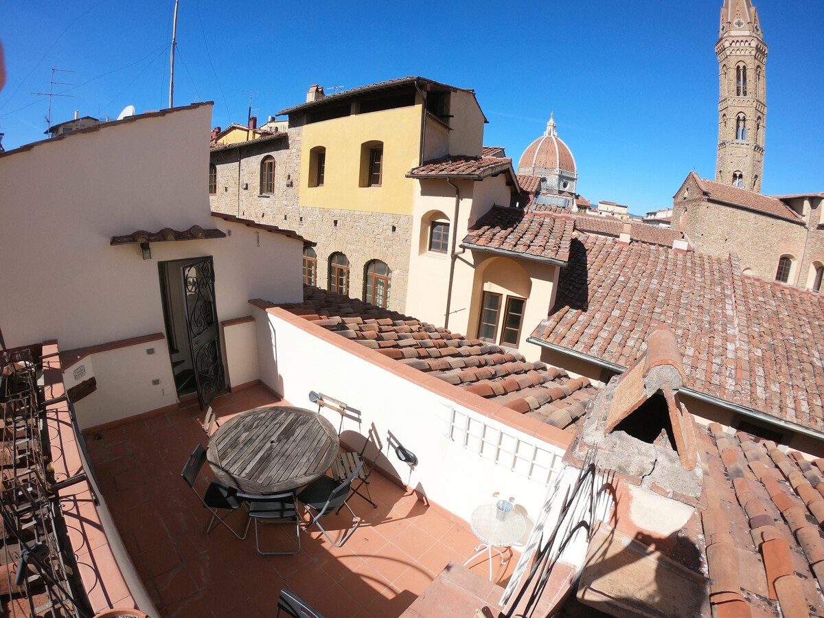 佛罗伦萨市中心带露台和景观的屋顶