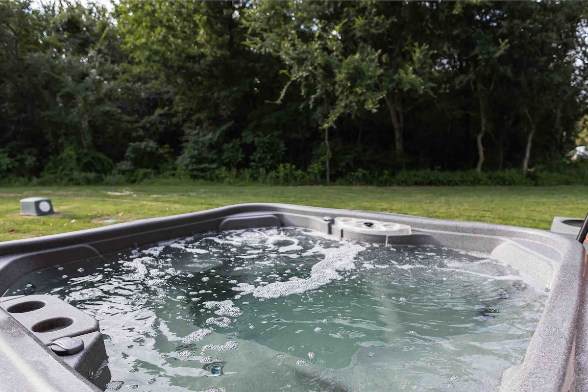 Bigfoot’s Tiny Log Cabin at Lake Eufaula + Hot Tub