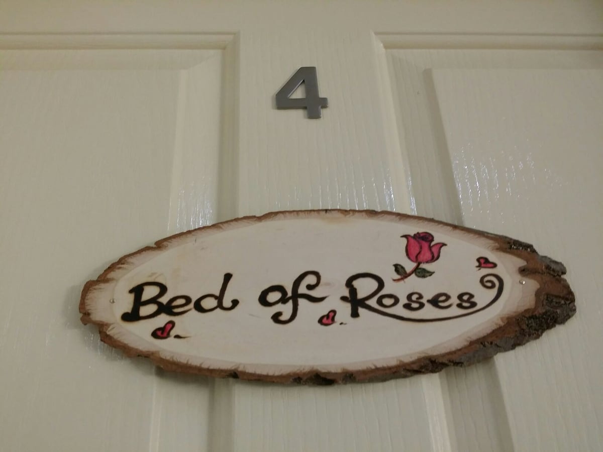 4.「玫瑰床」套房空调， 2张单人床