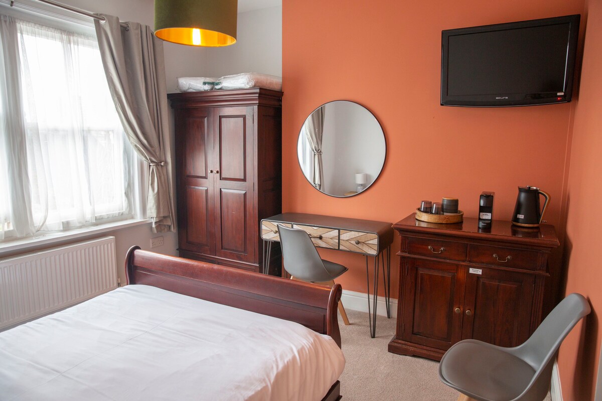 Rooms at the Rosebery (The Orange Room)
