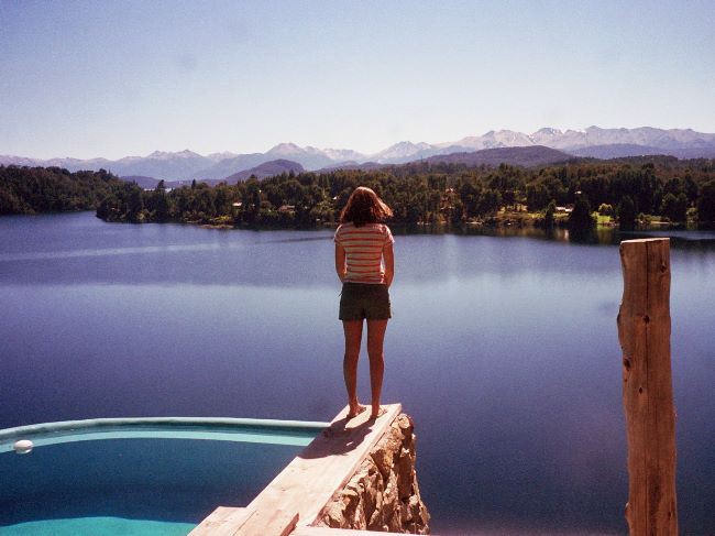 带湖景和游泳池的美妙别墅