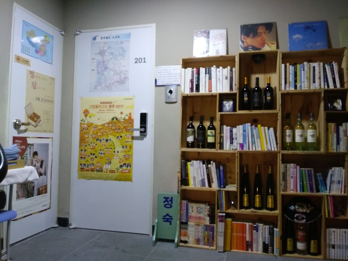 （杨山1号） Yongok Specialty LP Bar and Neighborhood Bookstore Music B&B House。旅行者住宿和商务差旅住宿[不可自炊]