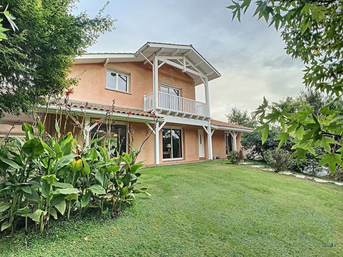 Villa spacieuse avec piscine 32 km de l'océan