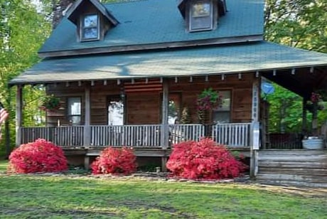 Cozy cabin on the hill!