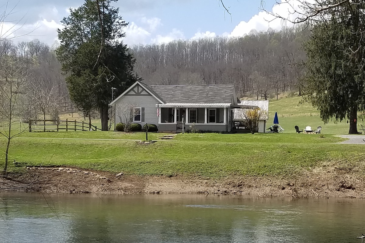 巴克南河（ Buckhannon River ）可爱的小屋