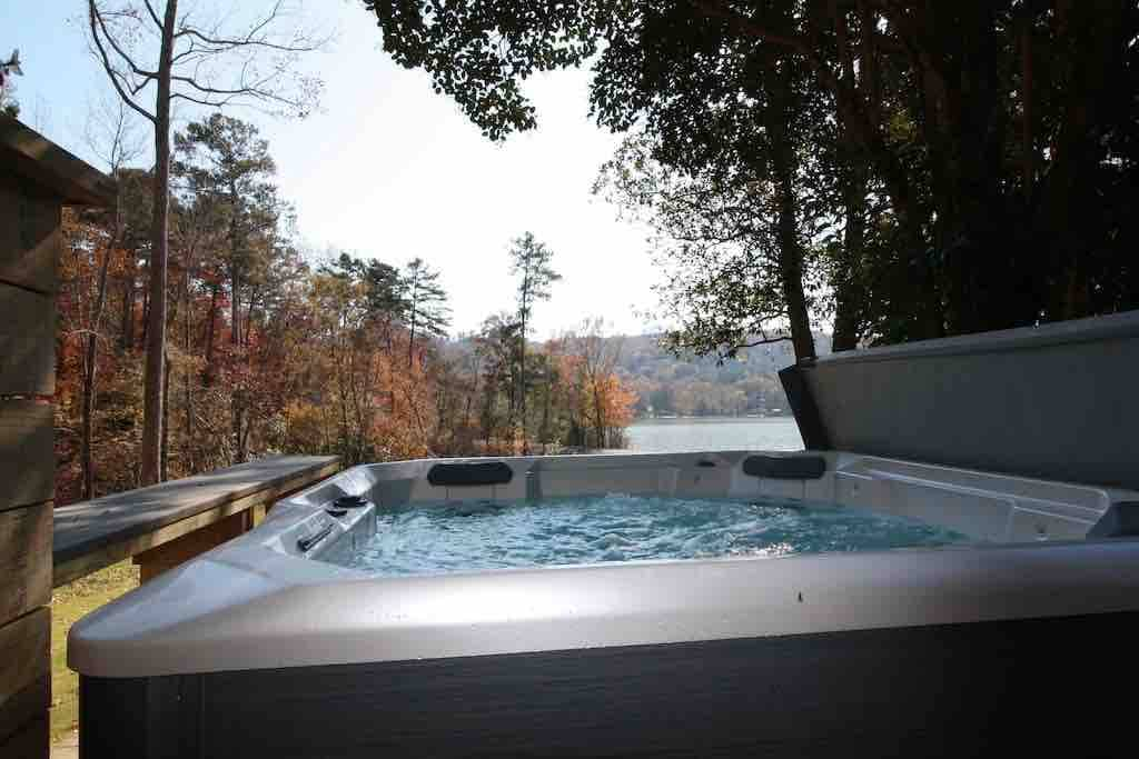 Spring Getaway “The Den”- Hot tub & Lake Access!