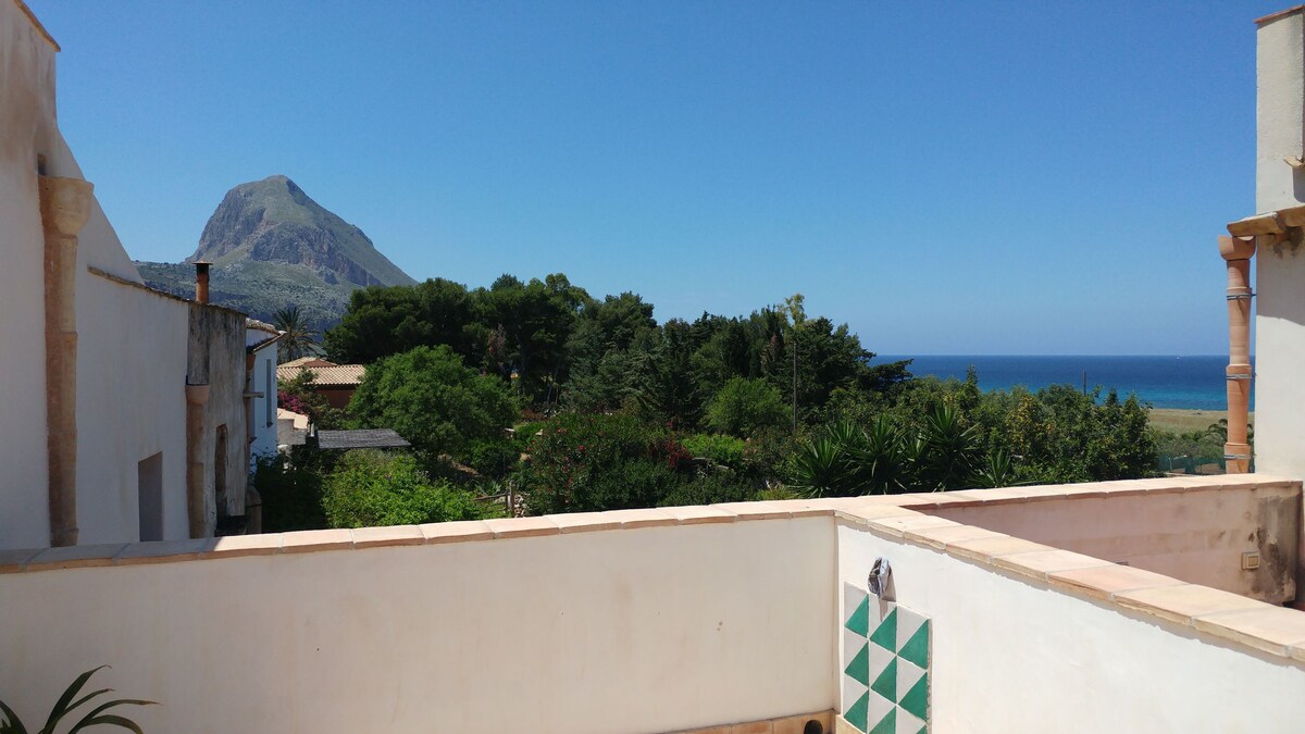 Baglio Bianco, casetta sul golfo di Monte Cofano