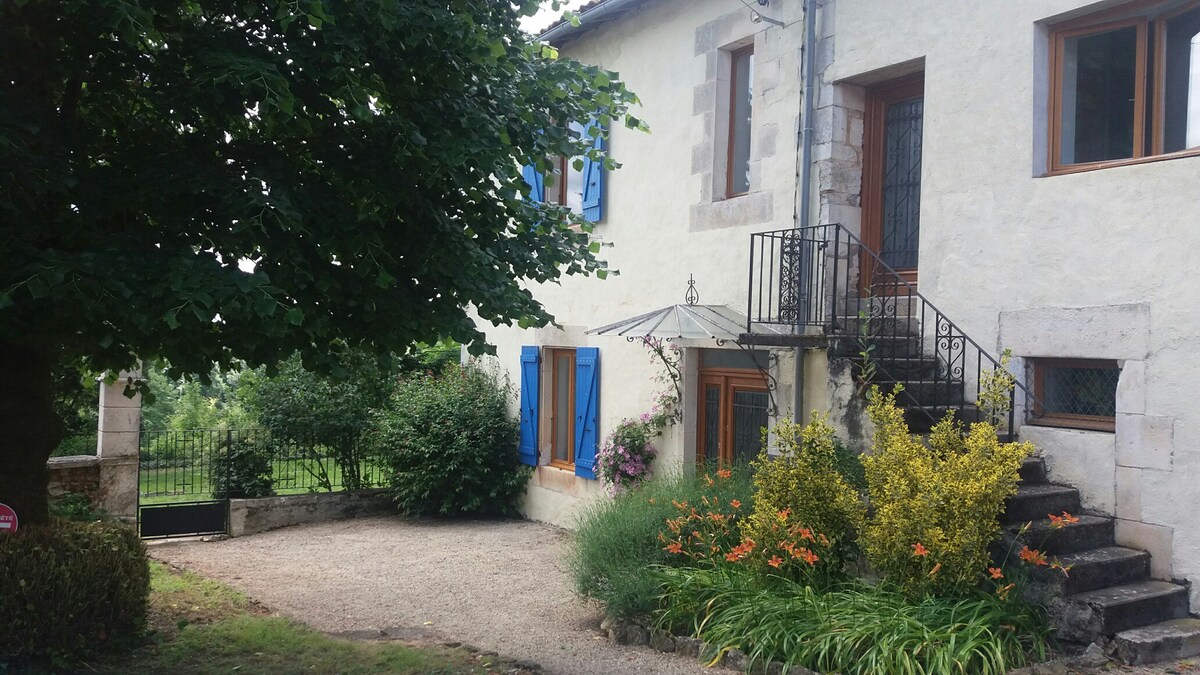 Courtyard Gite & Garden Overlooking Charente River