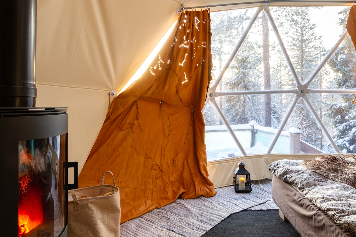 Glamping in Aurora Igloo