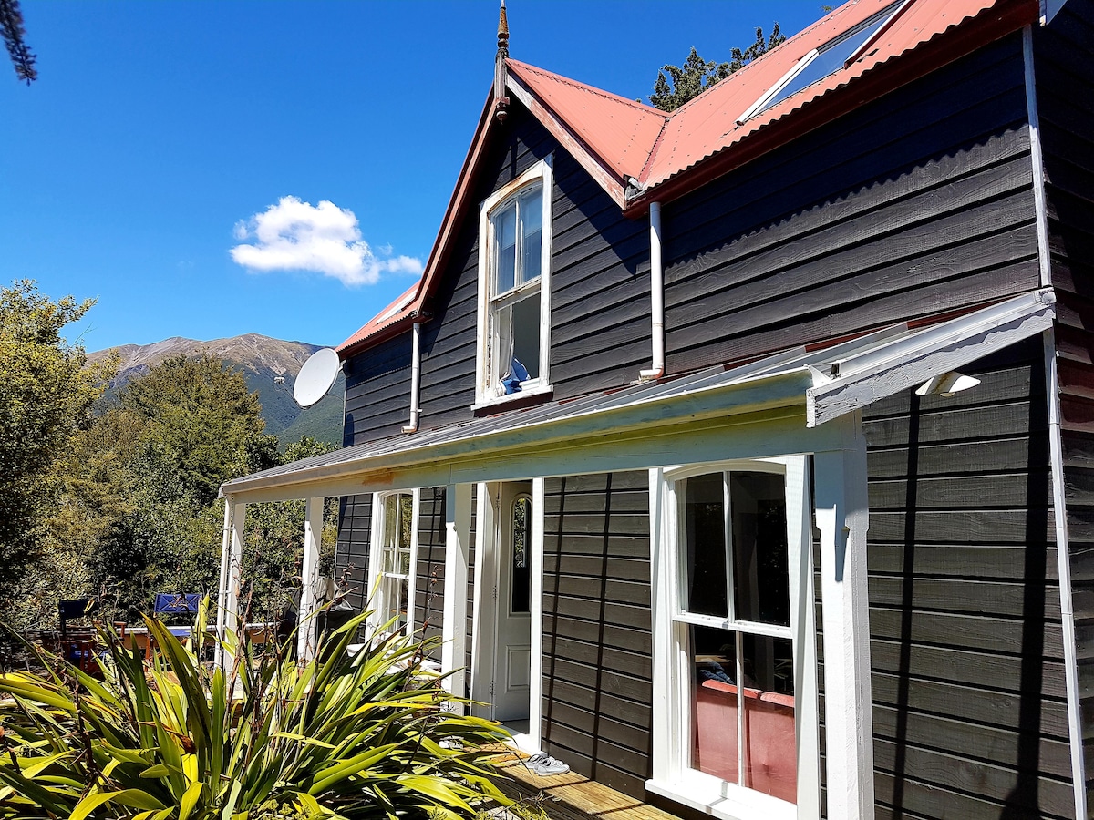 Belmont - Sunny Cottage with a View