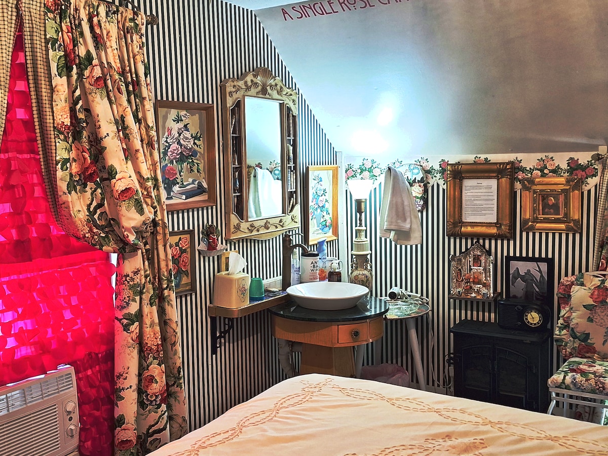 Frida Kahlo 's Sweet Rose Room in the Art House B&B