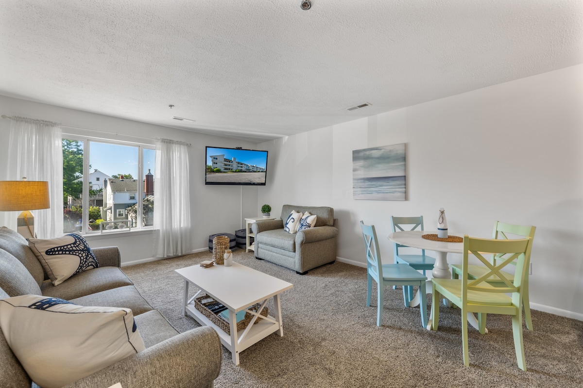 Renovated 2BD/2BA Condo w/Pool, 2 Blocks to Beach!