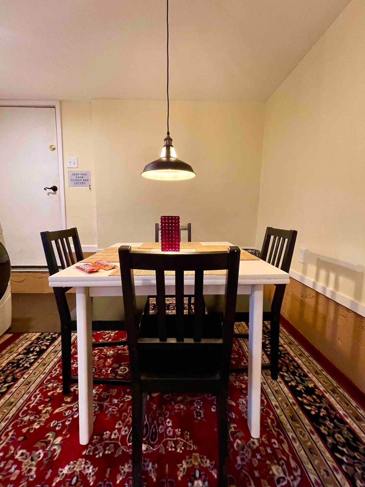 OverEasy - A Cozy Centrally-Located Apartment