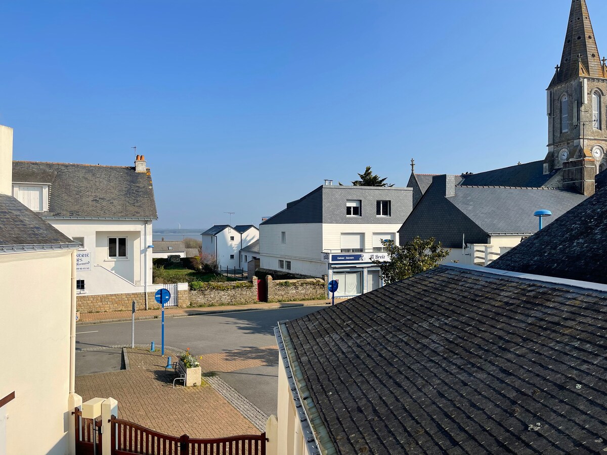 Maison bretonne avec jardin centre village