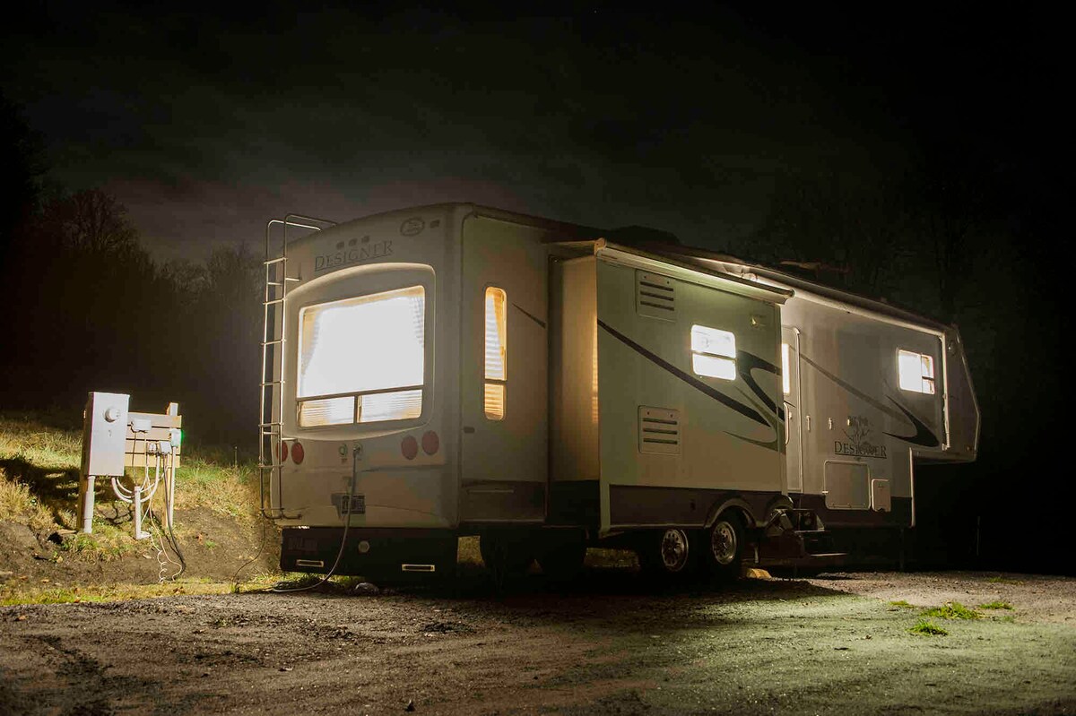 Cozy 1 bedroom camper in a field.