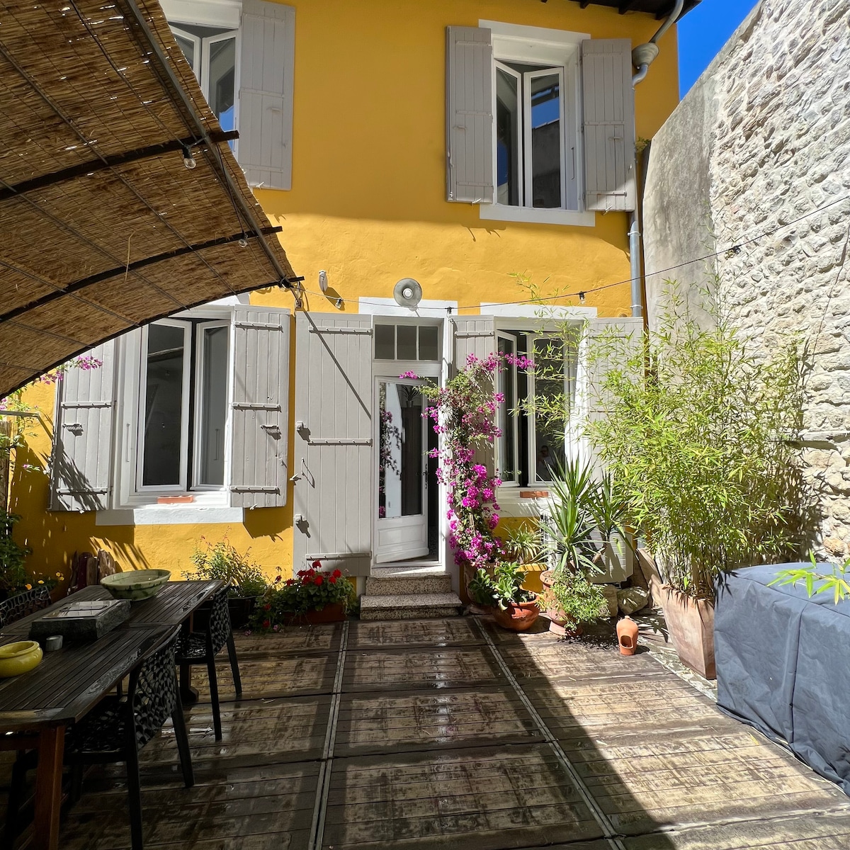 Le patio des Arènes ：独立庭院和车库