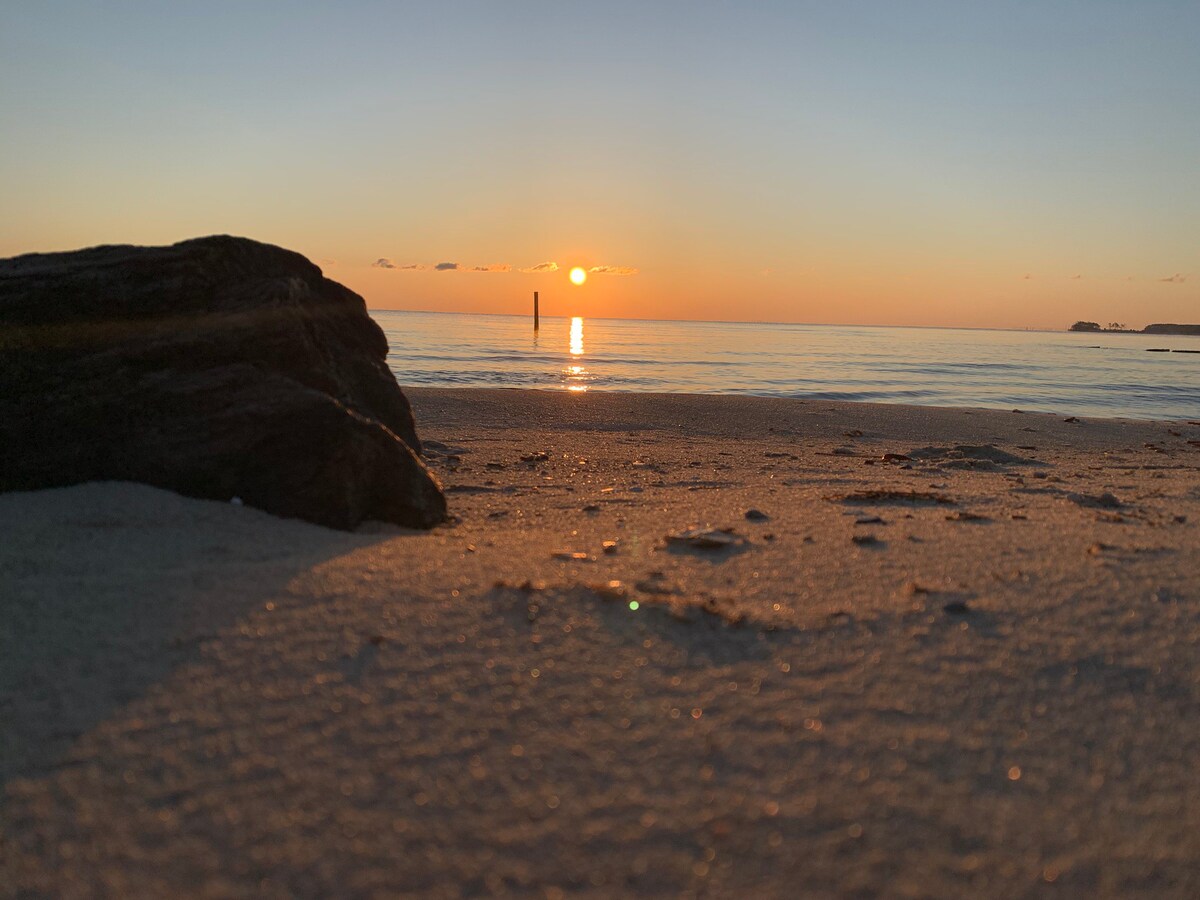 海湾观景！日光浴、沙滩、游泳。私人海滩