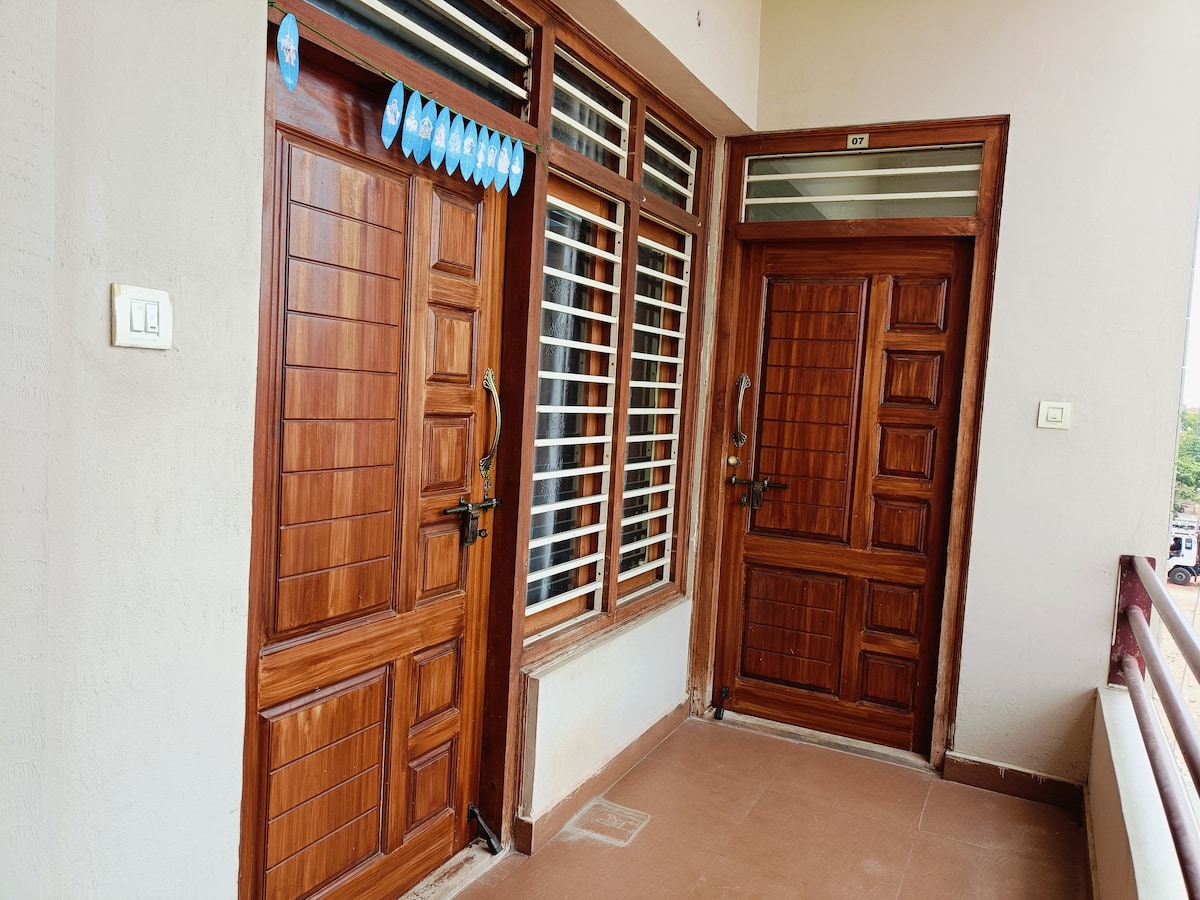 Friends& Family Retreat:Twin 2BHK NON-AC Apartment