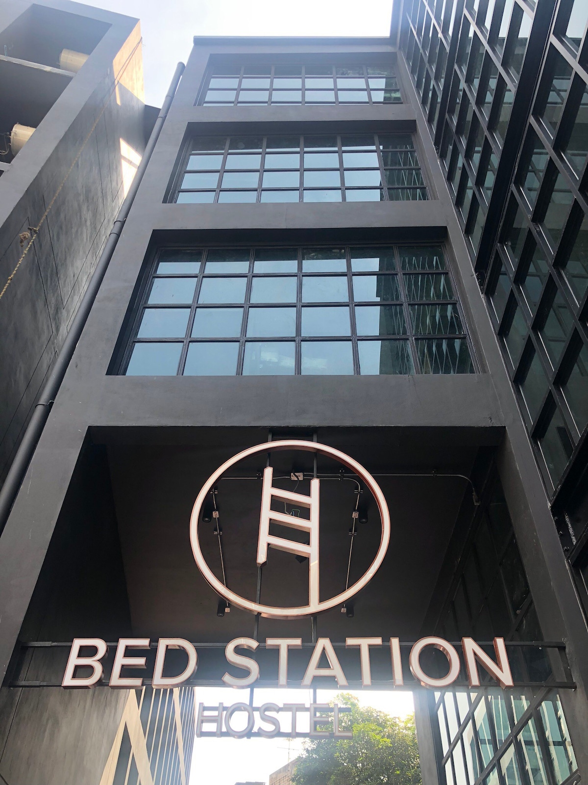 Bed Station Hostel ：泳池和酒吧