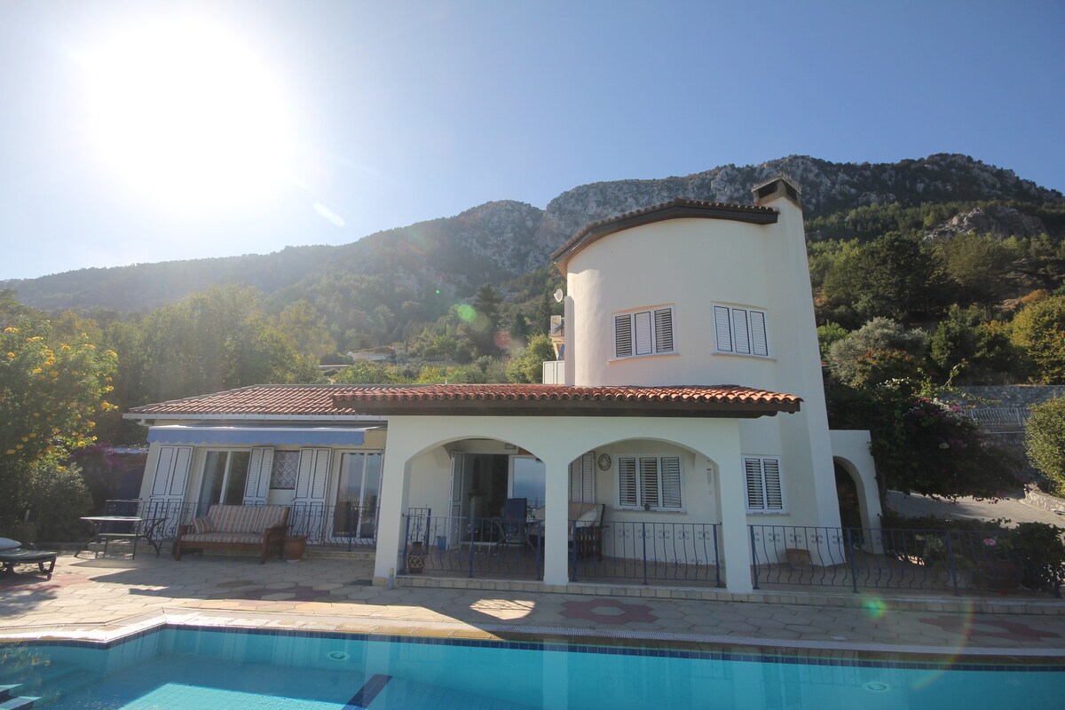 Villa Jewel with stunning views and private pool