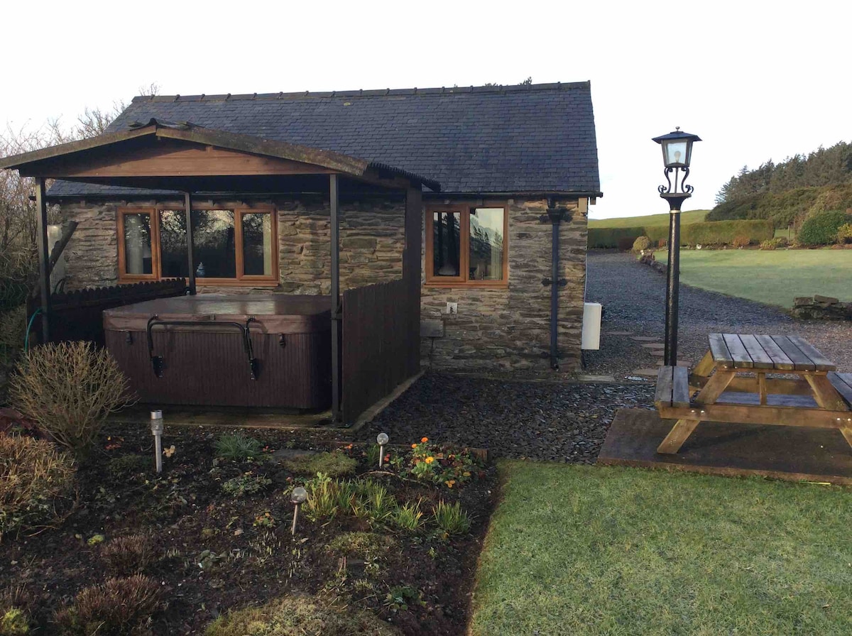 Cosy Country Cottage with a  private Hot Tub