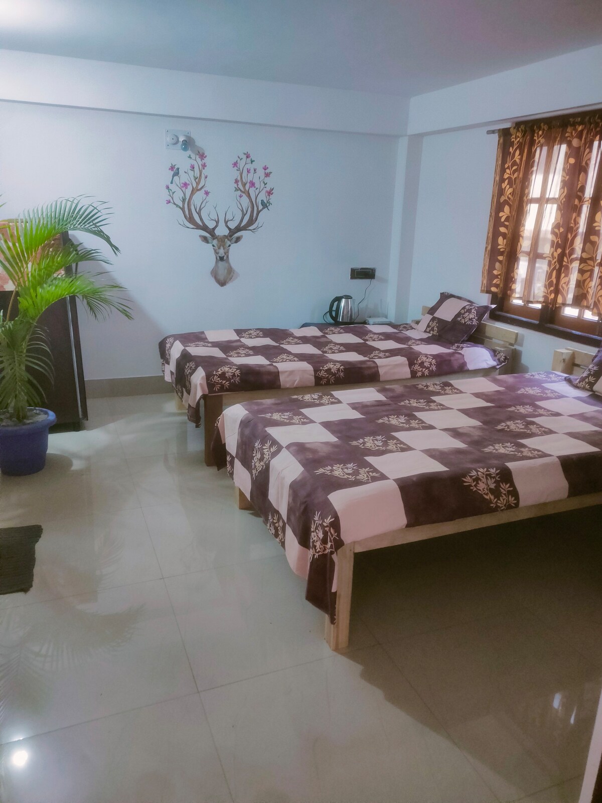 SARAI~ Cozy 1 Room 2 beds. 3km to Bagdogra Airport