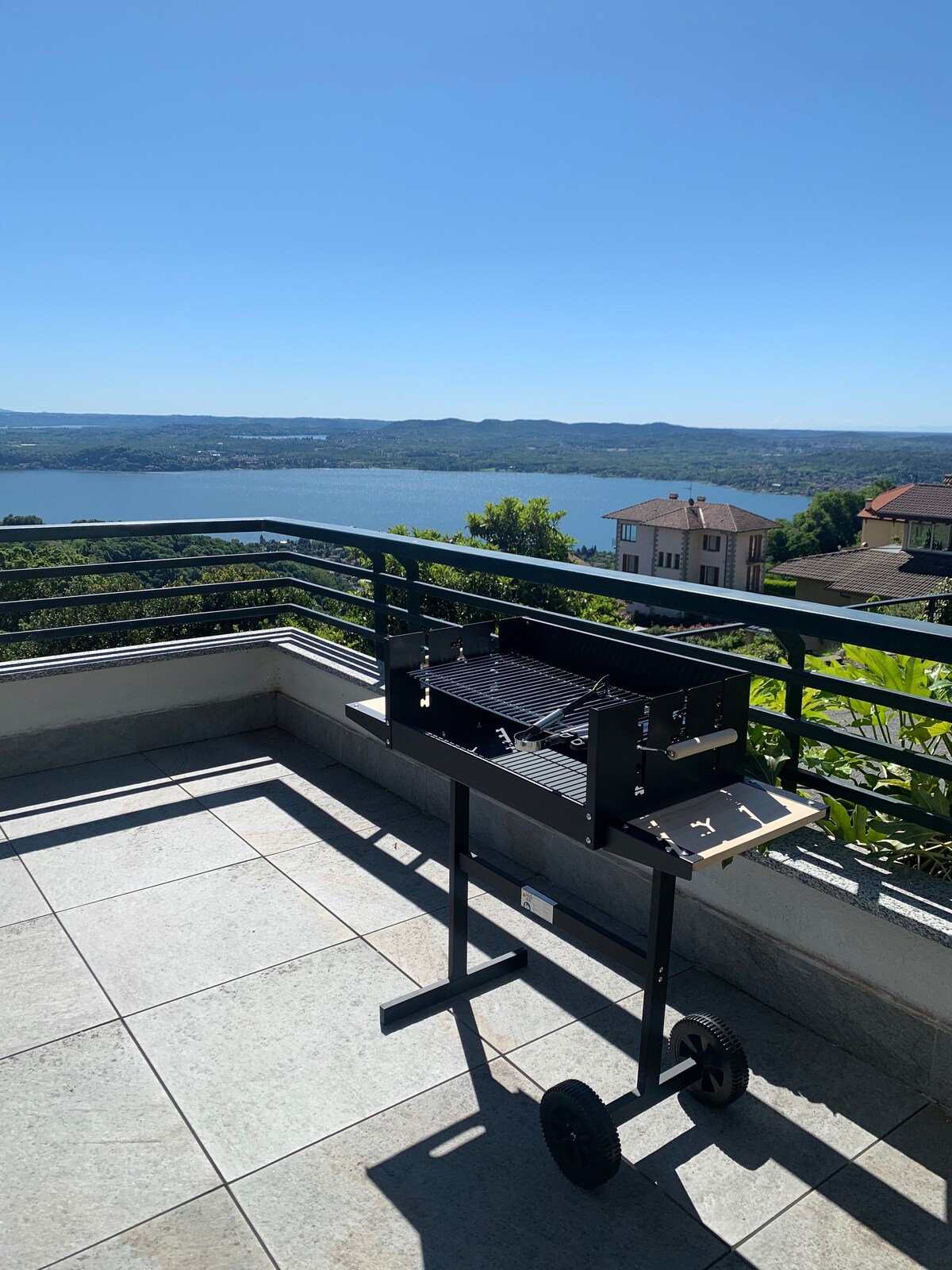 Panorama | con terrazza vista lago e giardino