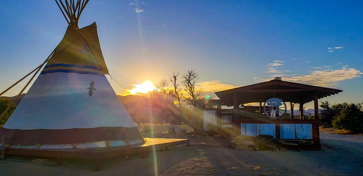 拉斯维加斯附近莫哈韦的乌鸦巢印第安帐篷