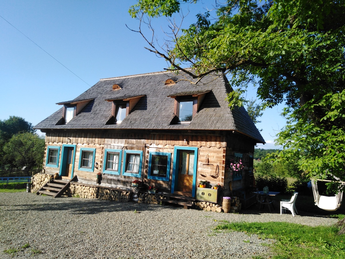 Breb's Cosy Barn, old wooden barn and green garden