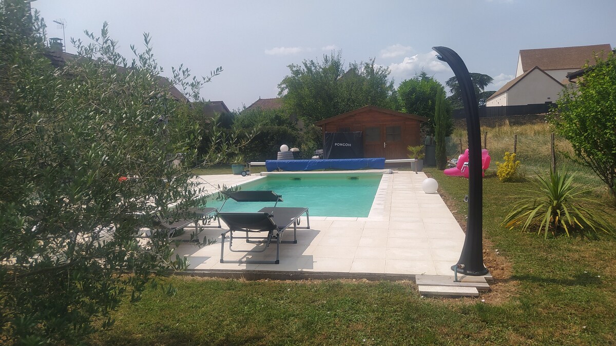 Vacances au calme à Givry dans maison avec piscine