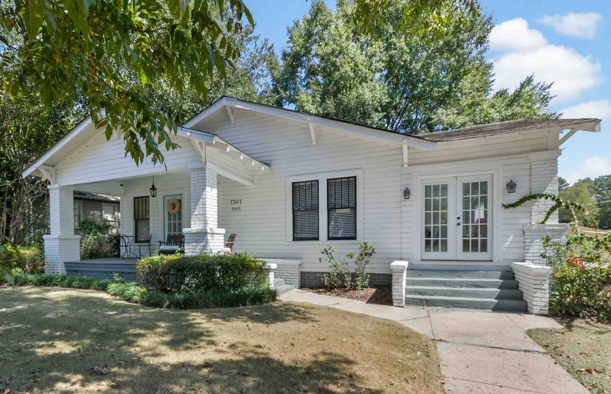 Darling On Main: Lovely home near the U of A