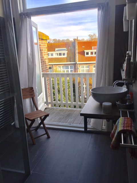 斯海弗宁根（ Scheveningen ）宽敞安静的房间，设有休息区