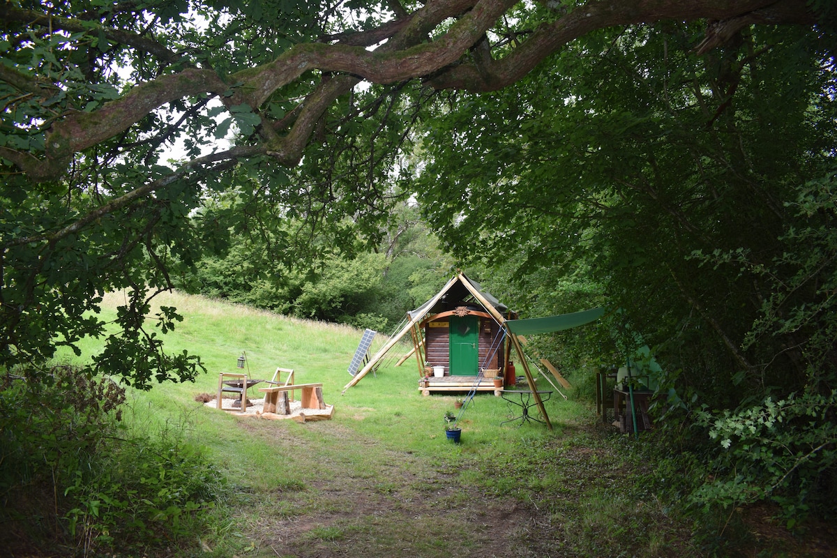 Quirky wooden showmans in pretty secluded valley