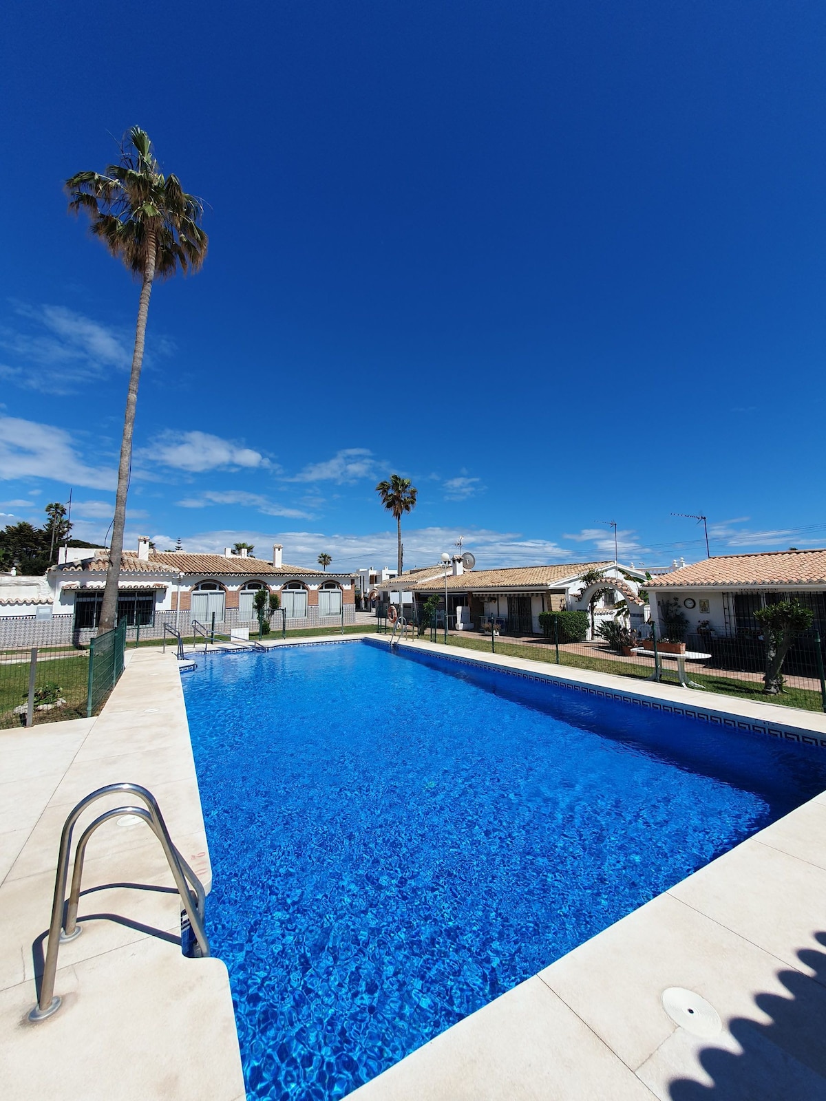 La cabaña, muy cerca de la playa y de la piscina