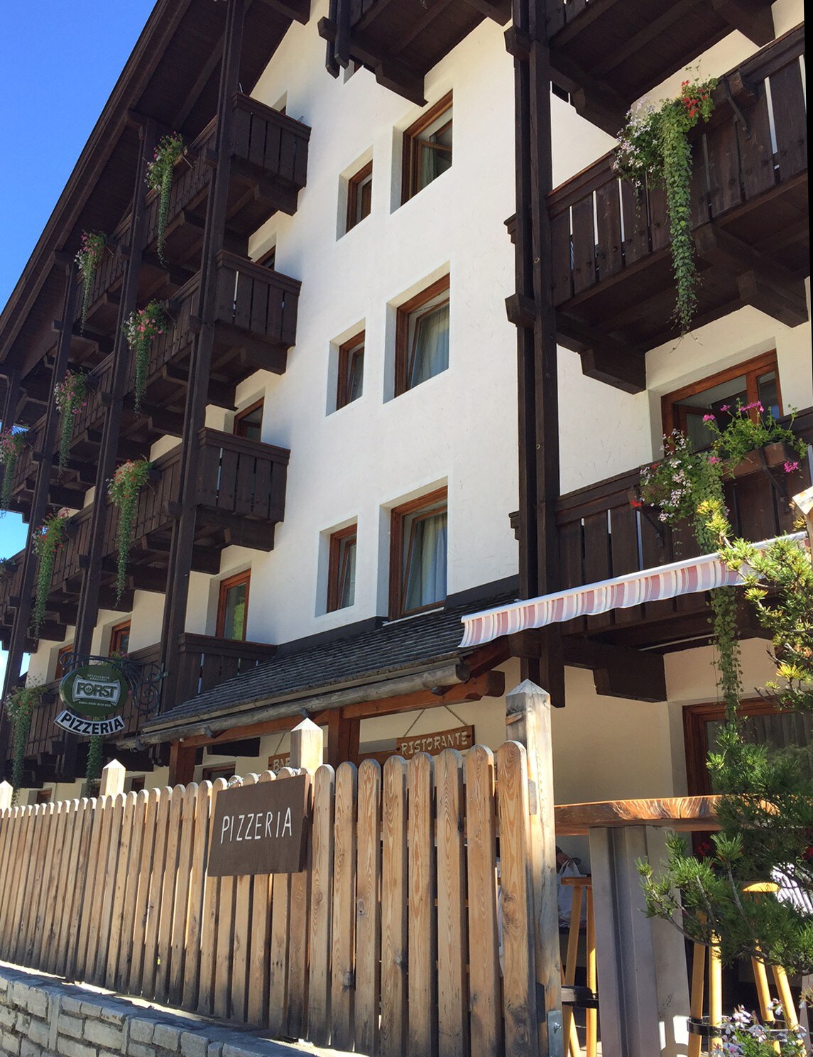 位于多洛米茨（ Dolomites ）市中心的六人公寓