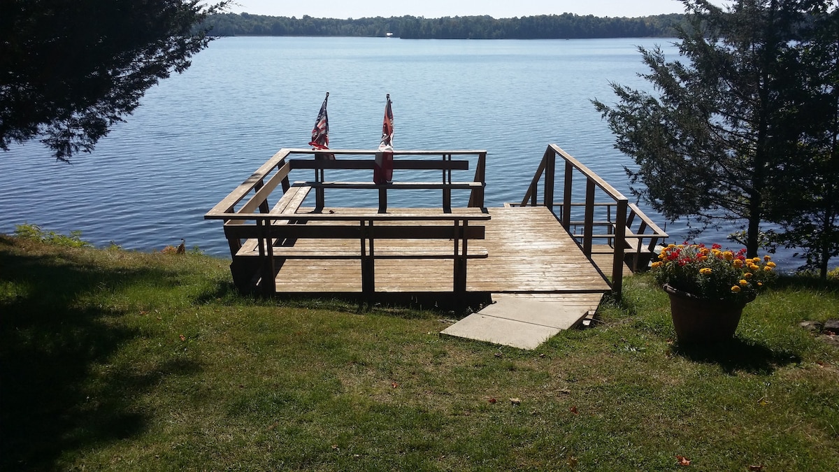 Blue Curtis Cottage, Lakefront Cottage