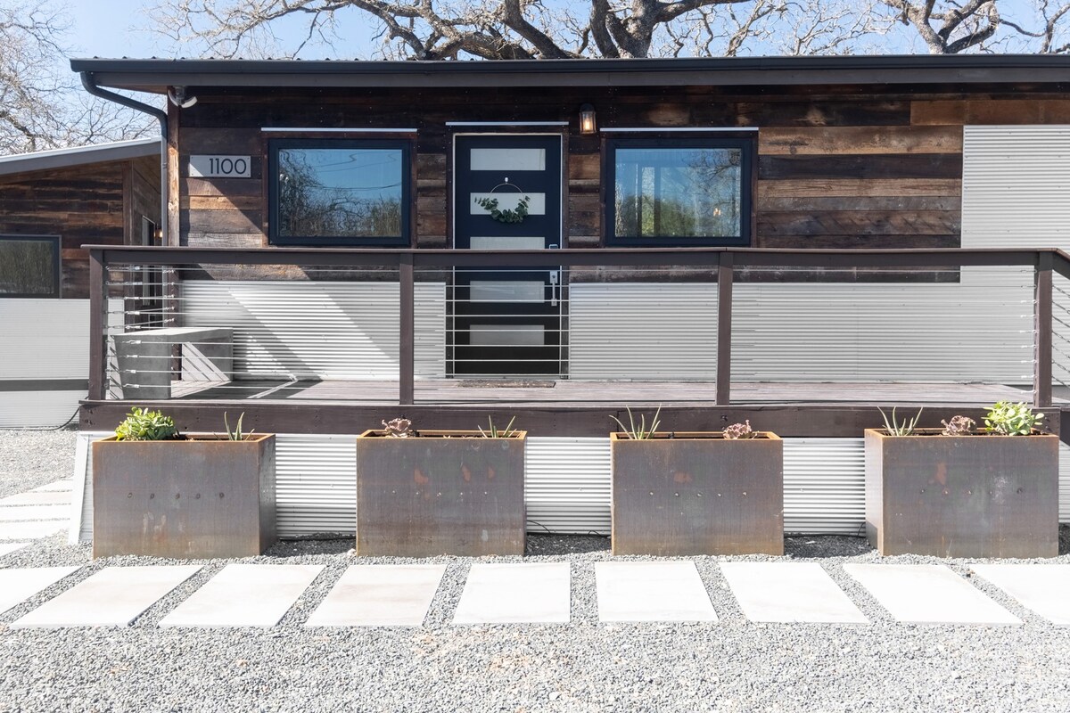 奥斯汀湖附近的现代小木屋，带牛仔泳池！