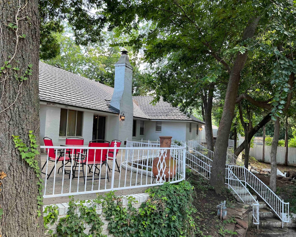 Hidden Jewel ! Walk to OU, has Hot Tub, Pool Table