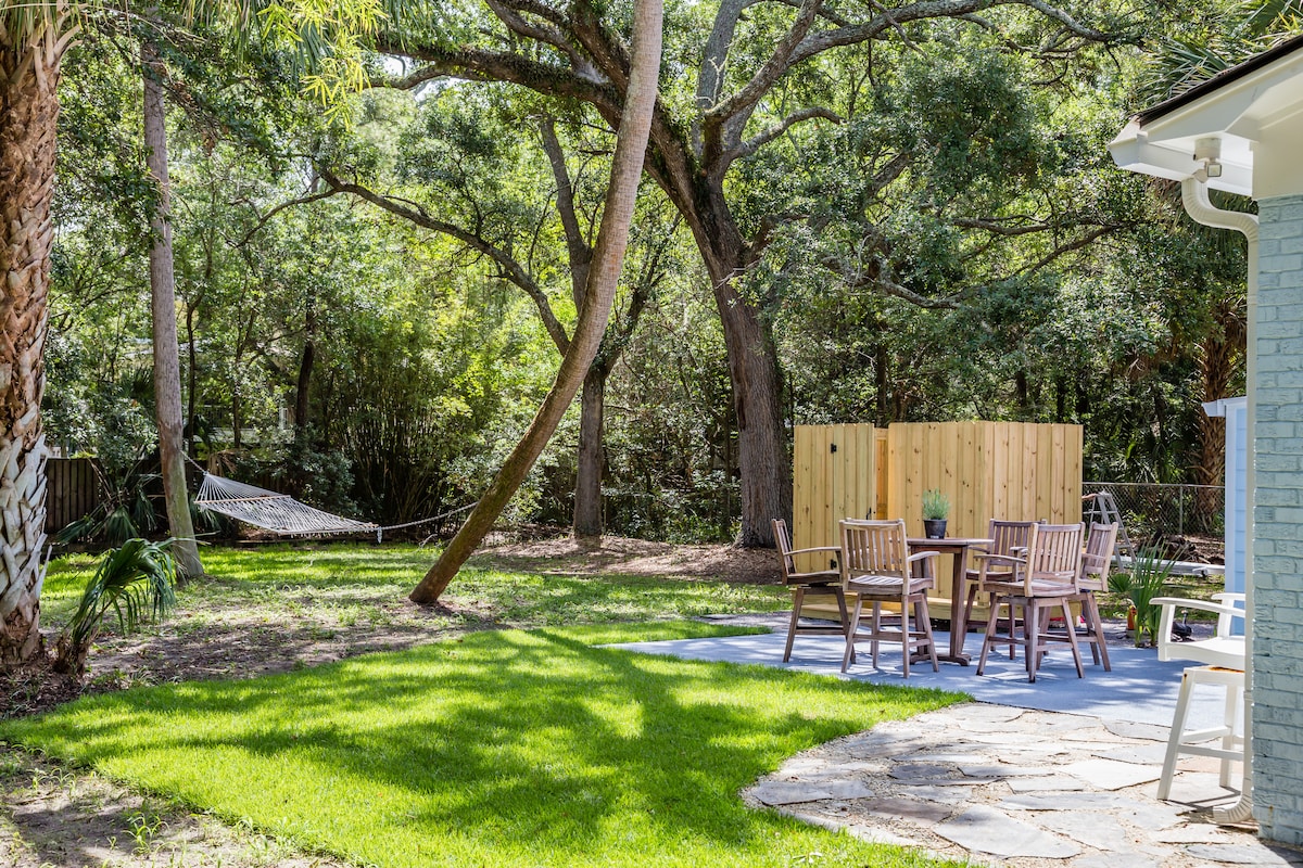 Blue Crab Bungalow *w/ large outdoor shower*