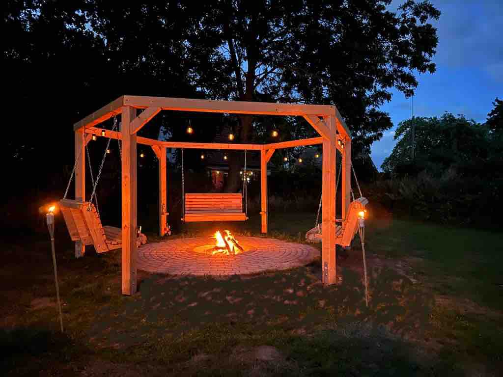romantische Holzblockhütte mit Kamin