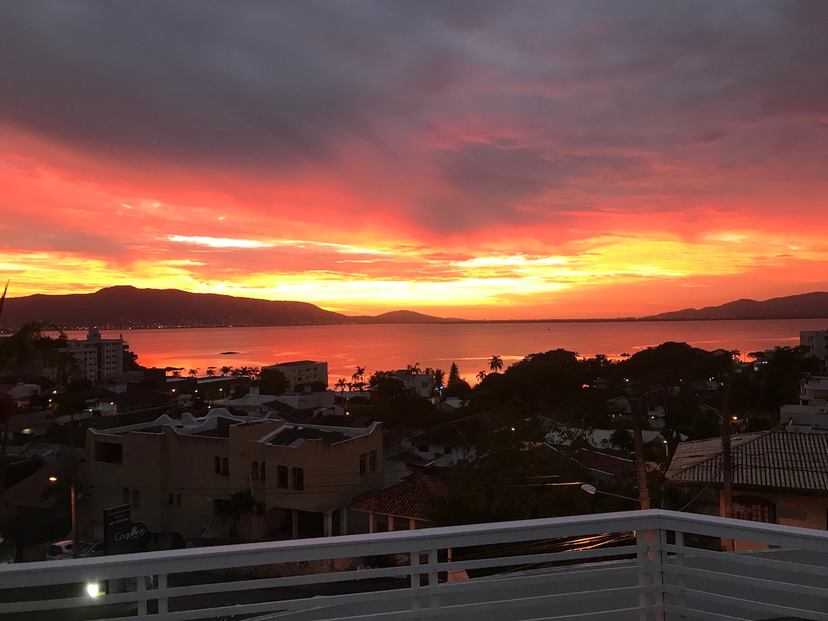 Charmosa e espaçosa casa com vista pro mar