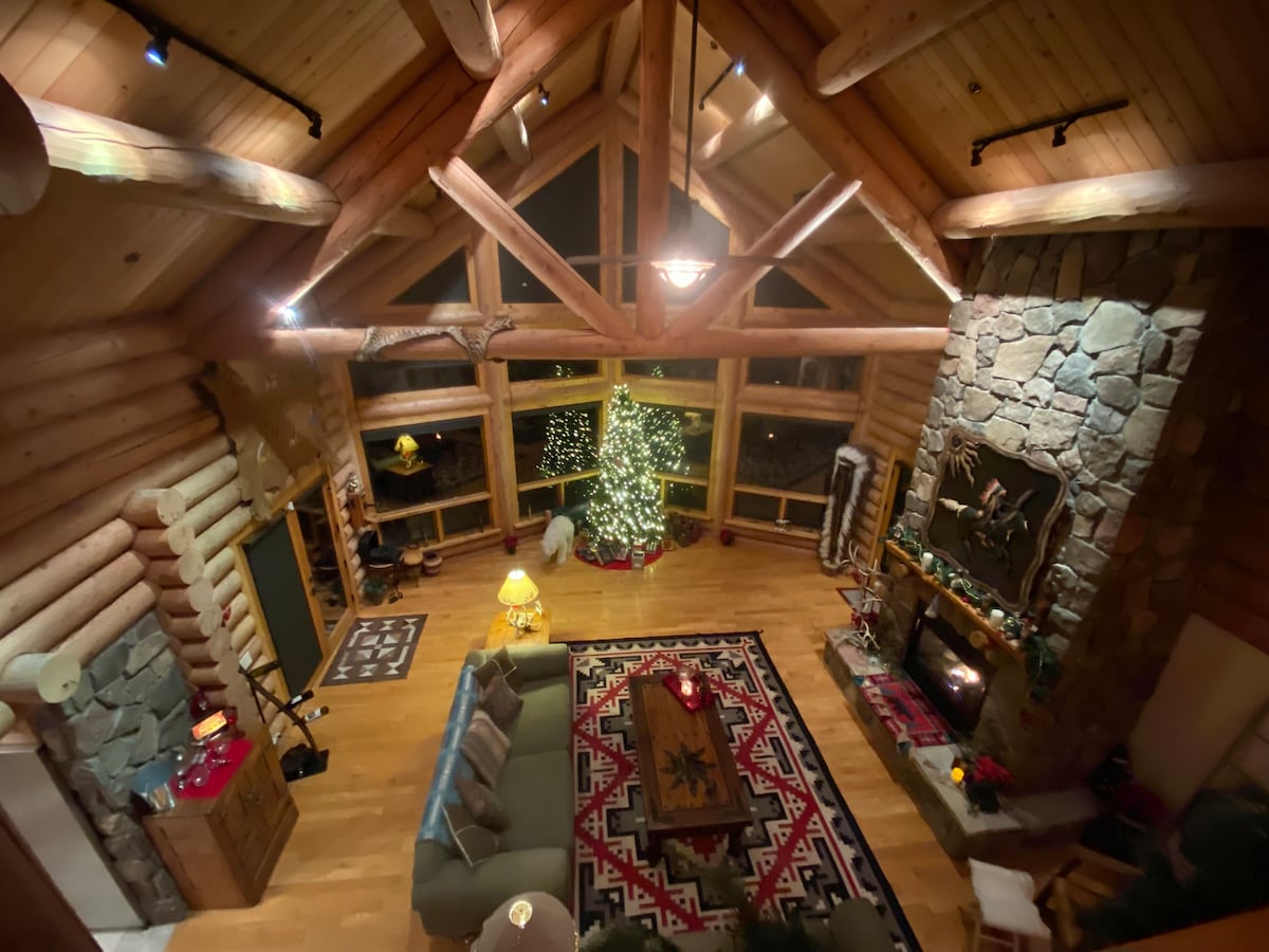 Log cabin Views~ privacy~sauna & hot tub