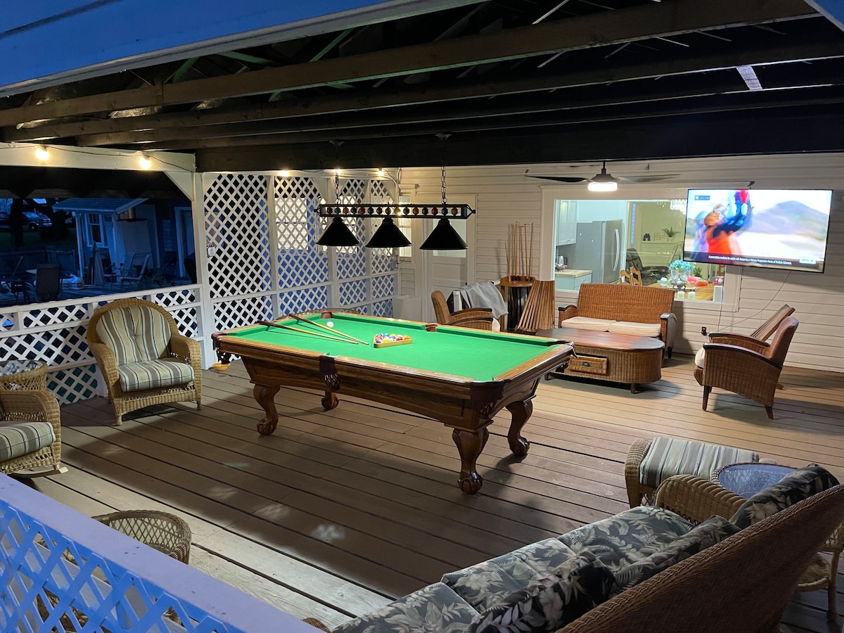 “By the river” pool table private deck 10 guests