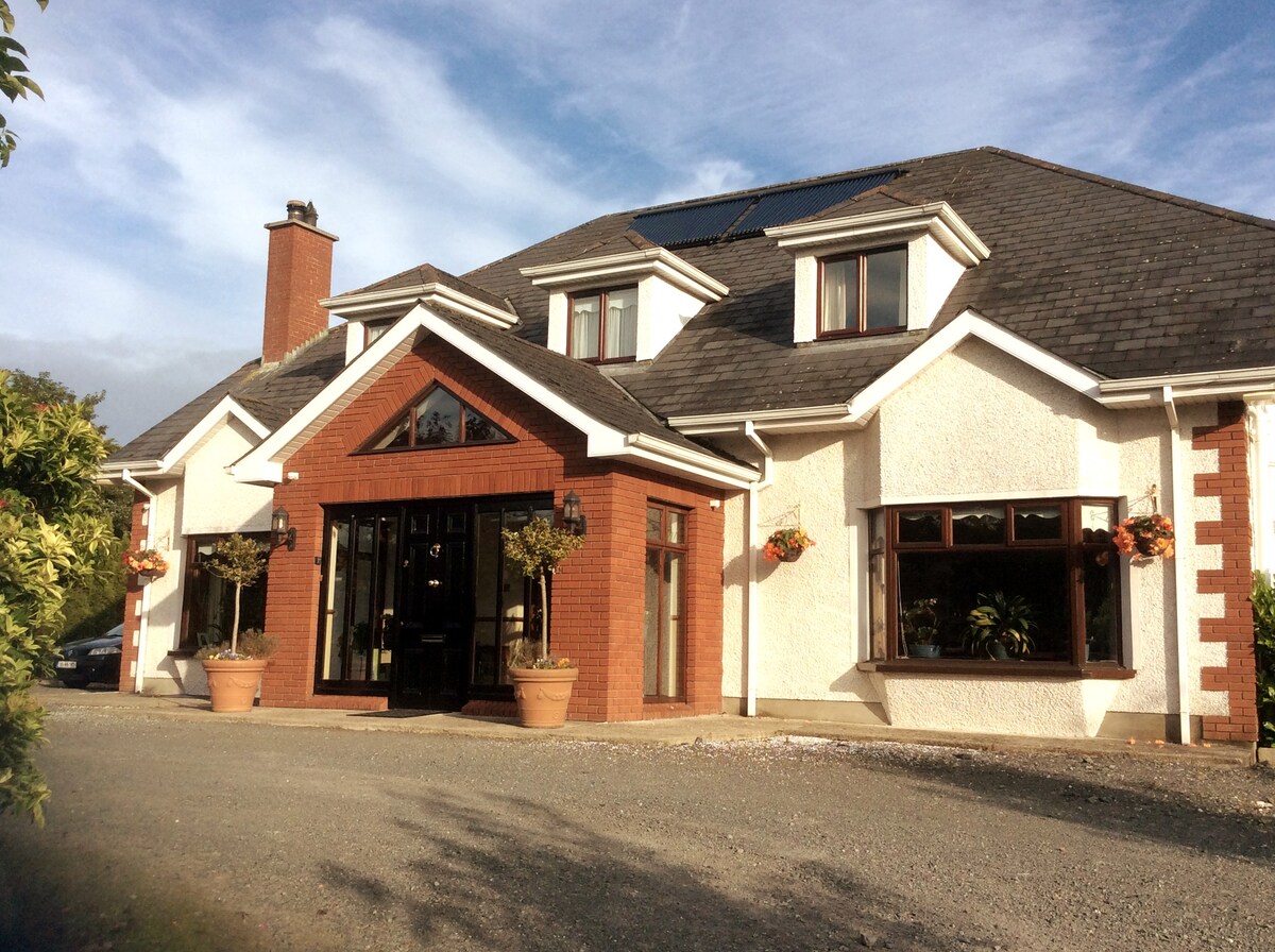 Candlefort Lodge-Tranquil Haven by the River Fane.