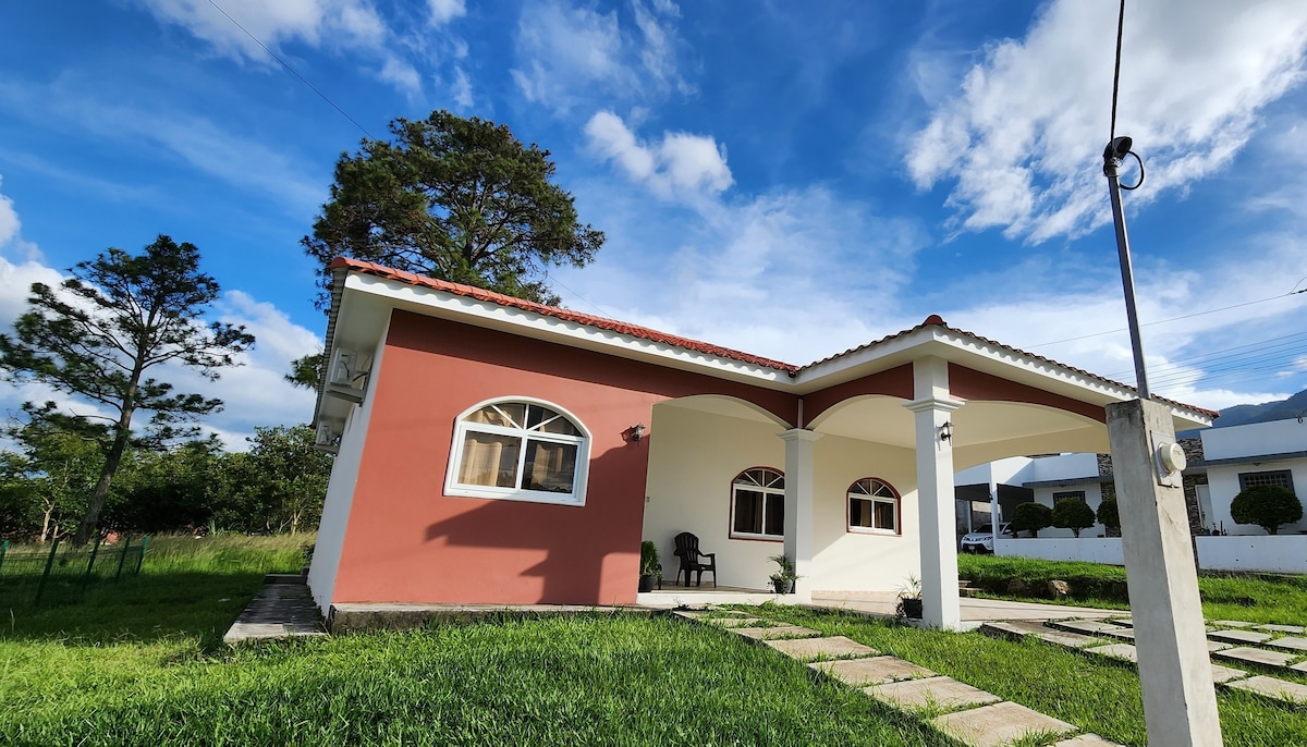 Casa moderna con vista a la montaña