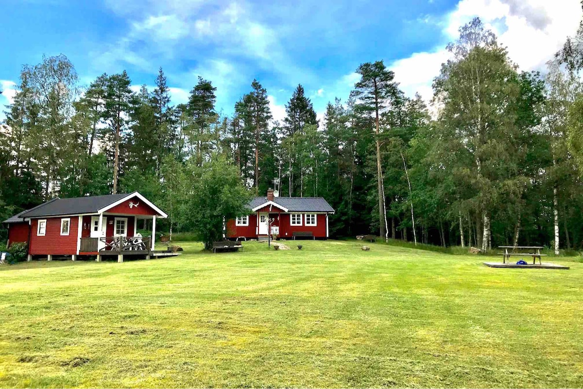 Sjö- och naturnära Mjöhult i Hallands skogar