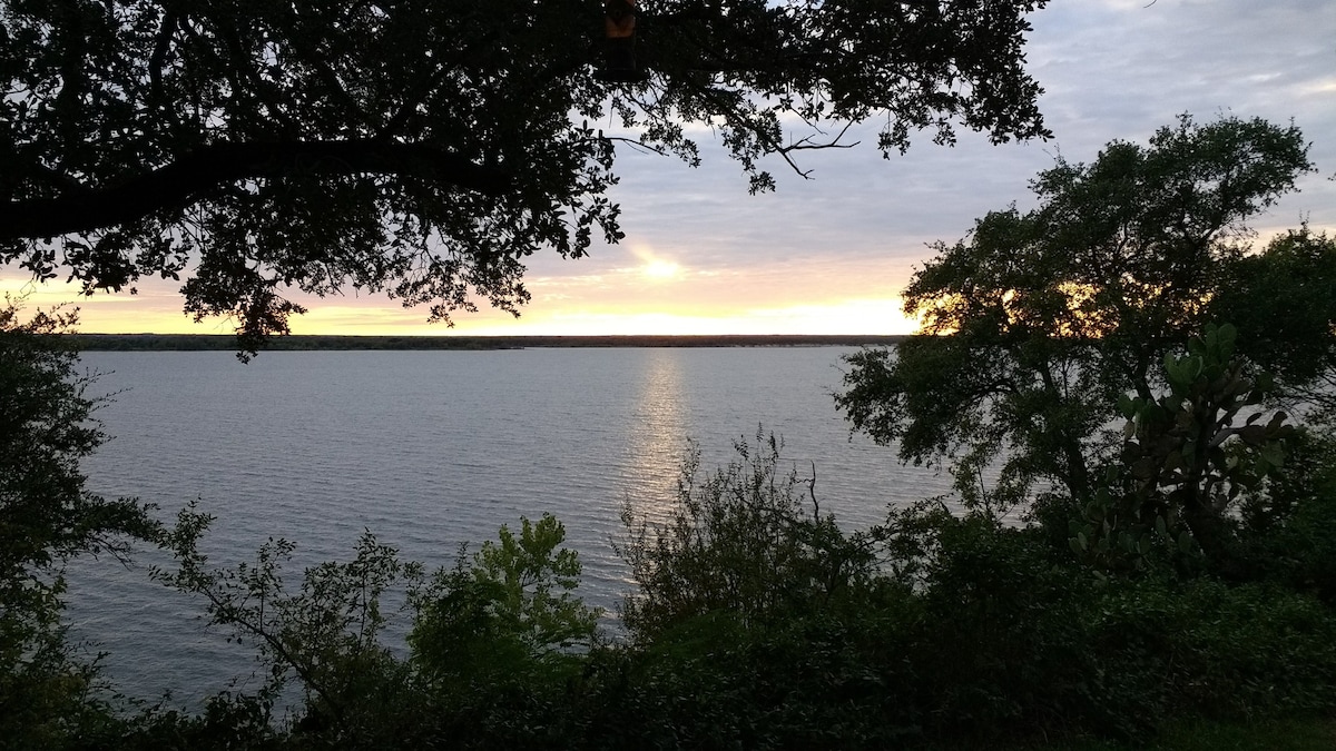 俯瞰惠特尼湖的日落度假胜地