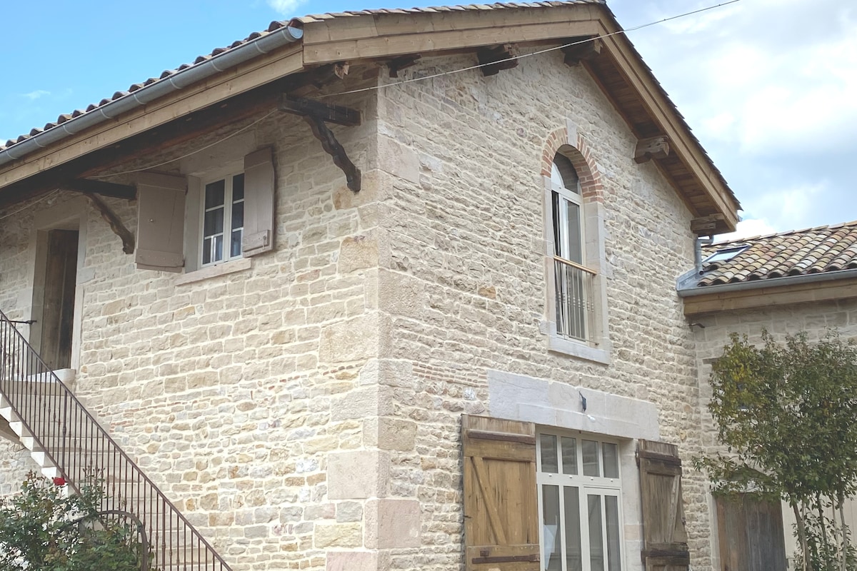 葡萄酒种植者小屋勃艮第城堡（ Château Bourgogne ）泳池公园