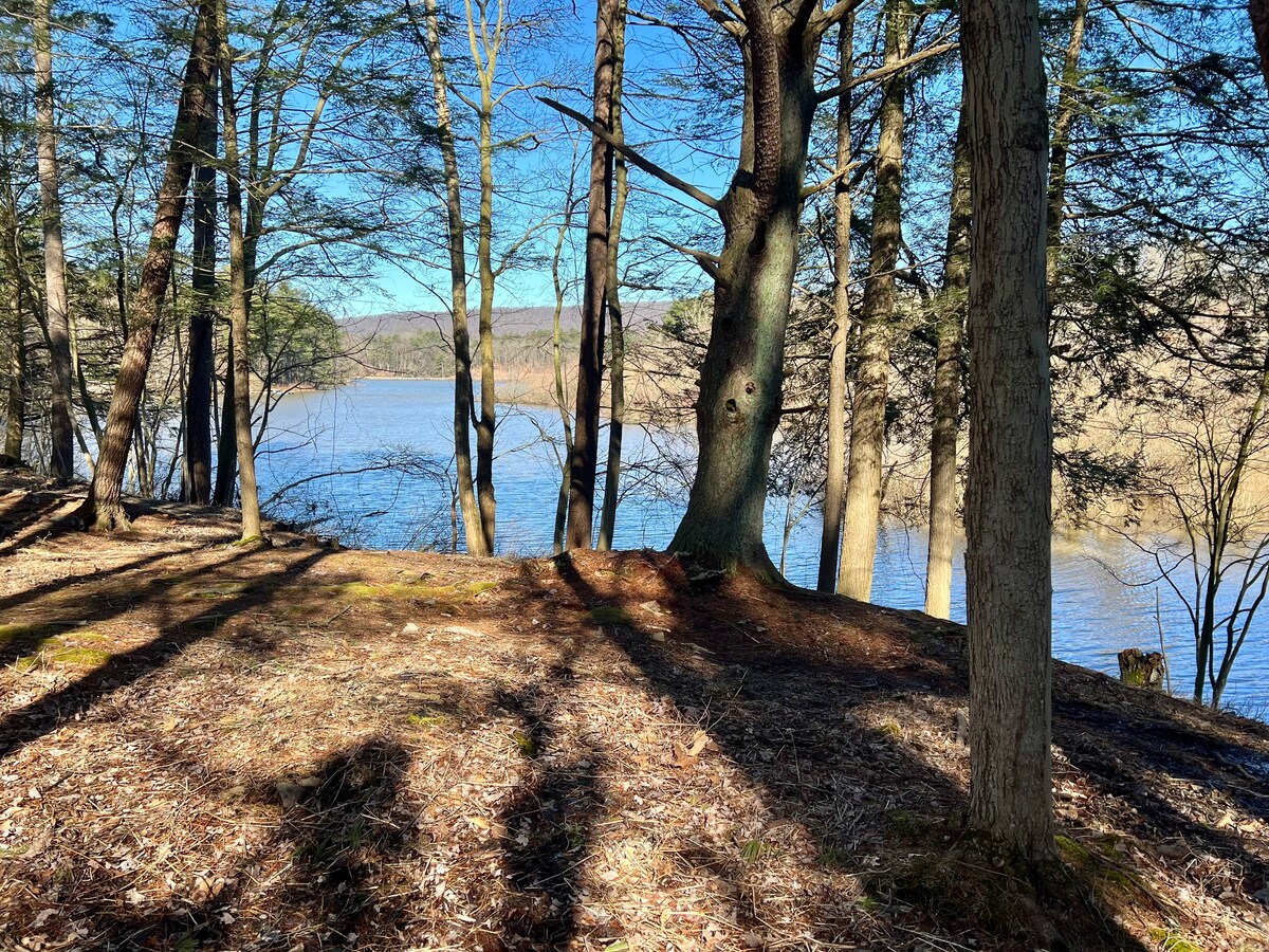 湖上可爱的小屋